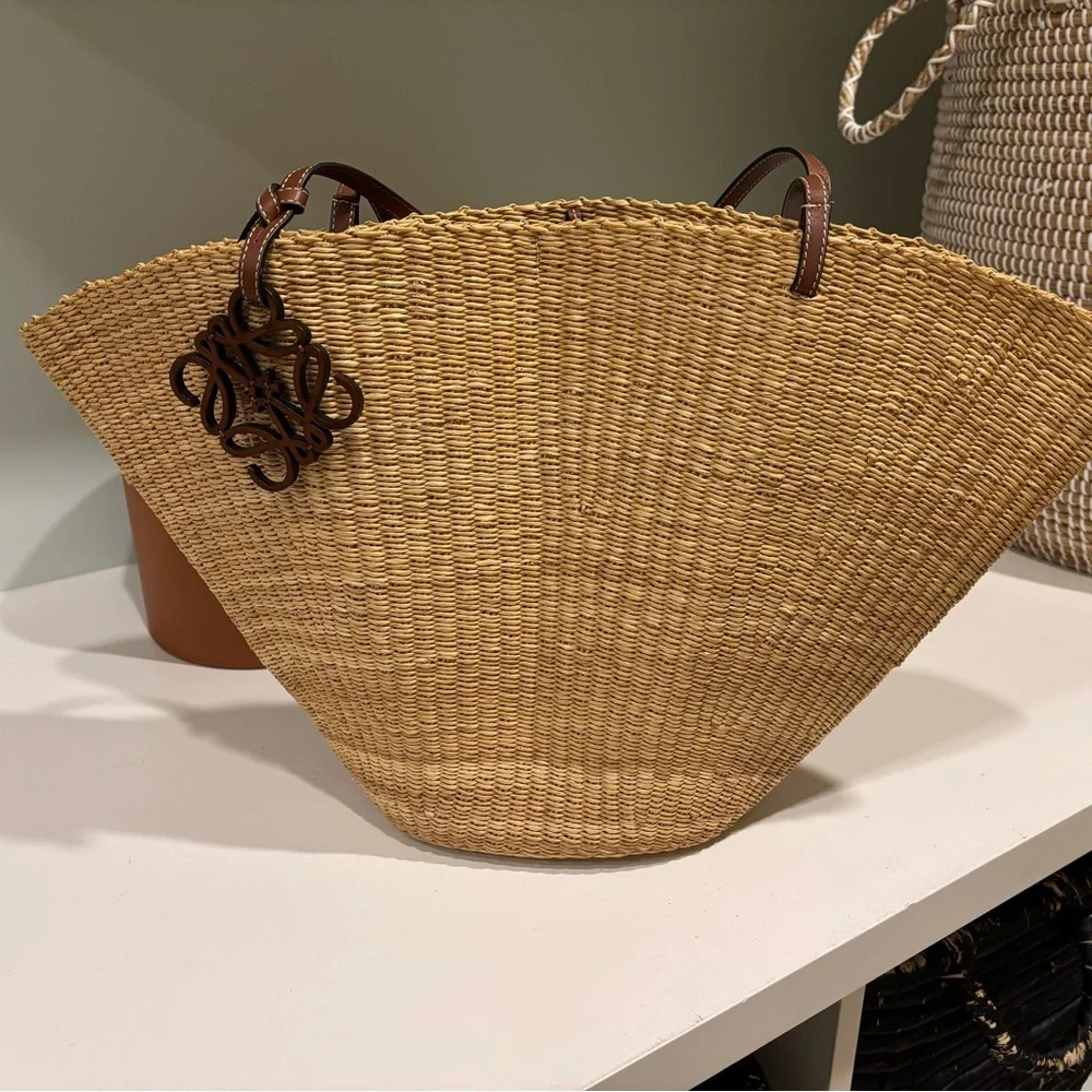 Loewe Elegant Tan Woven Tote Bag - Picture 1 of 2